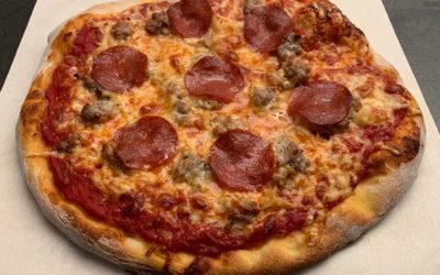 New York pizza med pepperoni og smaksatt svinekjøttdeig