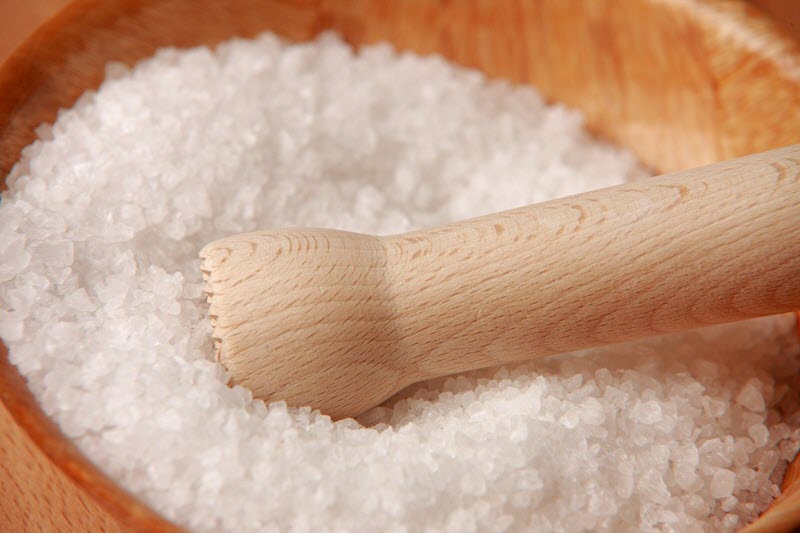 Når skal salt tilsettes i deigen?