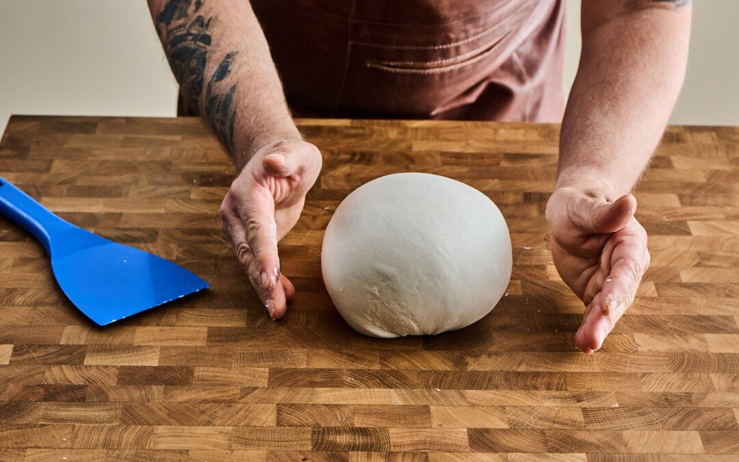 Pizzadeigen skal hvile, heves og balles