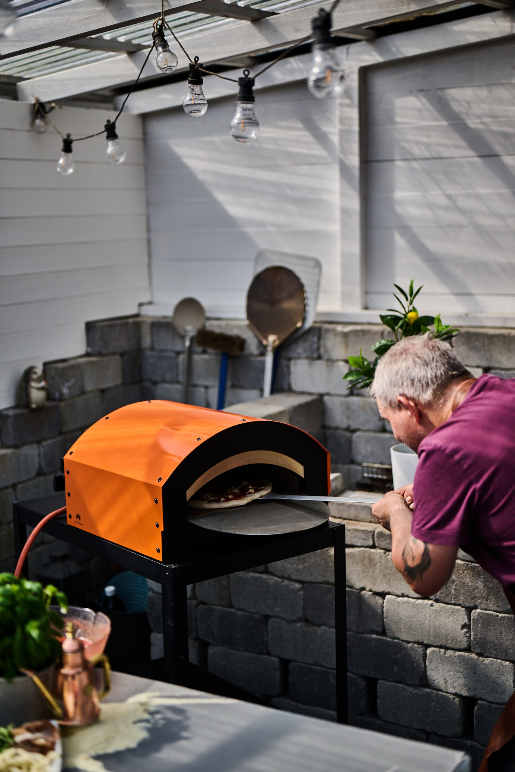 Pizzamani_Aug22_877 pizza stekt i en liten gassovn