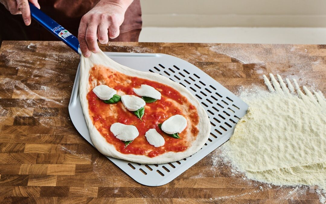 Hvordan ta pizzaen på og av spaden