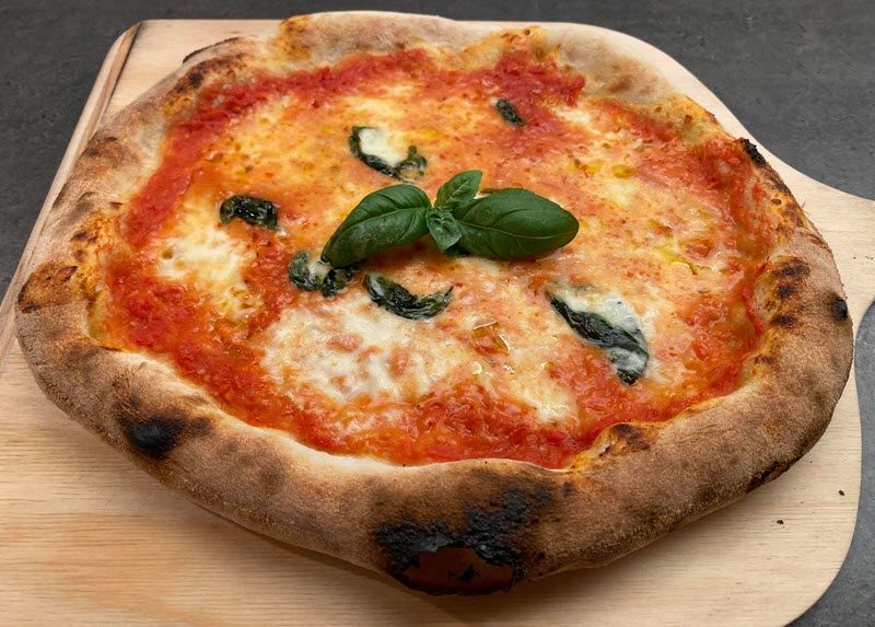 napolitansk pizza med enkle råvarer